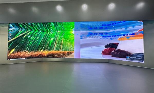 智慧大腦小間距三折屏